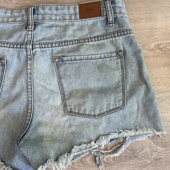 BDG Mid Rise Freja Vintage Fit distressed denim shorts - Picture 6 of 8